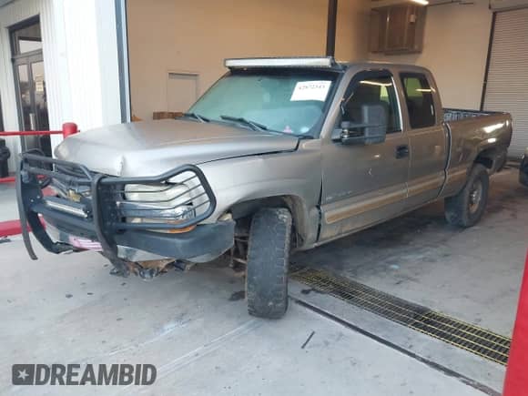 2001 Chevrolet Silverado 2500HD LS with VIN 1GCHC29U61E221893, listed as a IAAI auction lot 42872343 with 232,971 mi miles and . Bid and sale history available at DreamBid. Image 2.