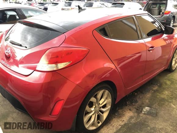 2015 Hyundai Veloster z VIN KMHTC6AD0FU238274, wystawiony jako Copart lot #73207244 z przebiegiem 143 112 mil mil oraz Czysty tytuł • Clean title. Historia ofert i sprzedaży dostępna na DreamBid. Obrazek 4.