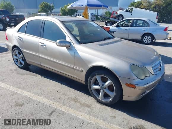 2002 Mercedes-Benz C 230/260/280/320 с VIN WDBRF64J92F233899, выставлен на аукционе IAAI как лот 43494107 с пробегом 210 310 миль миль и . История ставок и продаж доступна на DreamBid. Изображение 1.