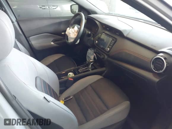 2023 Nissan Kicks SR с VIN 3N1CP5DV7PL517954, выставлен на аукционе IAAI как лот 42684275 с пробегом 59 502 миль миль и . История ставок и продаж доступна на DreamBid. Изображение 5.
