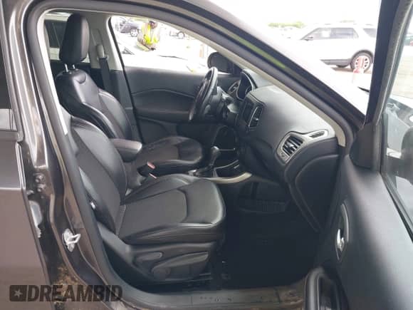 2020 Jeep Compass Latitude z VIN 3C4NJCBB4LT258791, wystawiony jako IAAI lot #42699336 z przebiegiem 36 583 mil mil oraz . Historia ofert i sprzedaży dostępna na DreamBid. Obrazek 5.