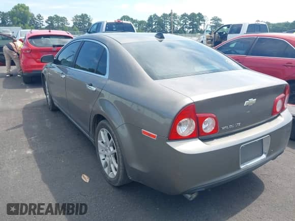 2012 Chevrolet Malibu LTZ z VIN 1G1ZG5E77CF164975, wystawiony jako IAAI lot #42513864 z przebiegiem 195 299 mil mil oraz . Historia ofert i sprzedaży dostępna na DreamBid. Obrazek 3.