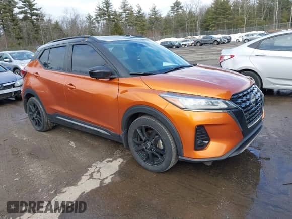 2022 Nissan Kicks SR z VIN 3N1CP5DV8NL497405, wystawiony jako IAAI lot #41745038 z przebiegiem 79 733 mil mil oraz . Historia ofert i sprzedaży dostępna na DreamBid. Obrazek 1.