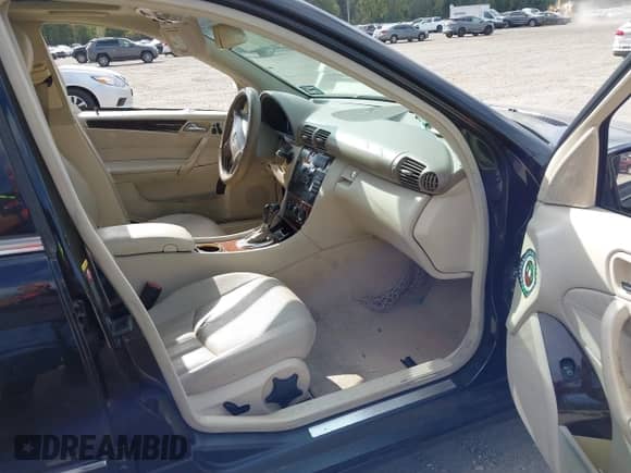 2005 Mercedes-Benz C 240 z VIN WDBRF61J85A787120, wystawiony jako IAAI lot #43391262 z przebiegiem 219 871 mil mil oraz . Historia ofert i sprzedaży dostępna na DreamBid. Obrazek 5.