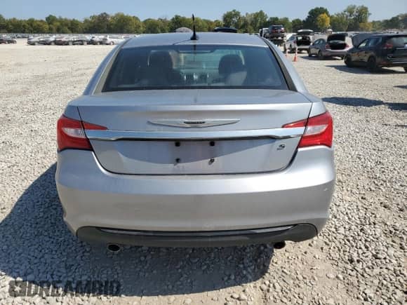 2013 Chrysler 200 Touring z VIN 1C3CCBBG7DN717051, wystawiony jako Copart lot #81341715 z przebiegiem 163 555 mil mil oraz Szkoda całkowita • Salvage title. Historia ofert i sprzedaży dostępna na DreamBid. Obrazek 6.