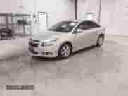 2011 Chevrolet Cruze 1LT z VIN 1G1PF5S93B7292767, wystawiony jako IAAI lot #41468508 z przebiegiem 195 512 mil mil oraz . Historia ofert i sprzedaży dostępna na DreamBid. Obrazek 2.