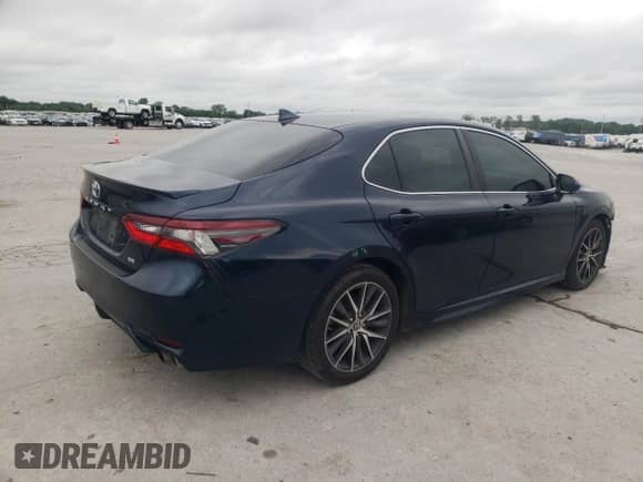 2021 Toyota Camry SE z VIN 4T1S11AK3MU521896, wystawiony jako Copart lot #60973185 z przebiegiem 108 116 mil mil oraz Szkoda całkowita • Salvage title. Historia ofert i sprzedaży dostępna na DreamBid. Obrazek 3.