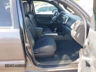 2023 Toyota Tacoma с VIN 3TYEZ5CN5PT036617, выставлен на аукционе IAAI как лот 43152992 с пробегом 14 985 миль миль и . История ставок и продаж доступна на DreamBid. Изображение 5.