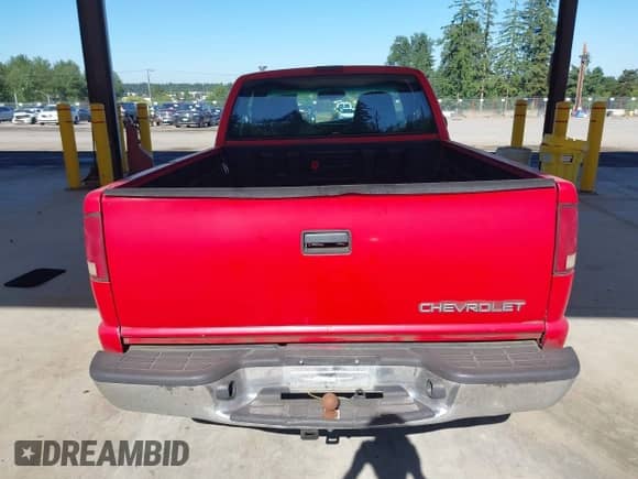 2000 Chevrolet S-10 LS with VIN 1GCCS19W1YK138182, listed as a IAAI auction lot 42454601 with 234,700 mi miles and . Bid and sale history available at DreamBid. Image 17.