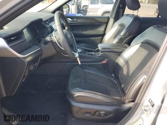 2023 Jeep Grand Cherokee Altitude z VIN 1C4RJHAG0PC593480, wystawiony jako Copart lot #62899745 z przebiegiem 33 715 mil mil oraz Szkoda całkowita • Salvage title. Historia ofert i sprzedaży dostępna na DreamBid. Obrazek 7.