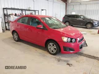 2012 Chevrolet Sonic LT z VIN 1G1JD5SB0C4223455, wystawiony jako IAAI lot #41913799 z przebiegiem 139 919 mil mil oraz . Historia ofert i sprzedaży dostępna na DreamBid. Obrazek 1.