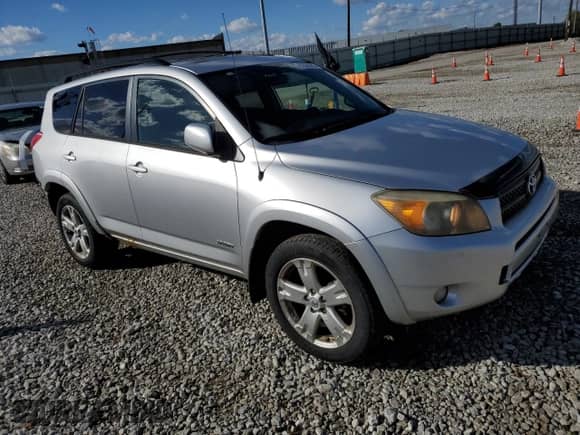 2006 Toyota RAV4 Sport with VIN JTMZD32V065008293, listed as a Copart auction lot 82583285 with 189,870 mi miles and Salvage title. Bid and sale history available at DreamBid. Image 4.