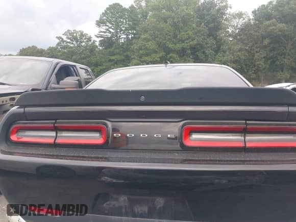 2018 Dodge Challenger R/T Scat Pack z VIN 2C3CDZFJ0JH311676, wystawiony jako IAAI lot #40347943 z przebiegiem 96 973 mil mil oraz . Historia ofert i sprzedaży dostępna na DreamBid. Obrazek 16.