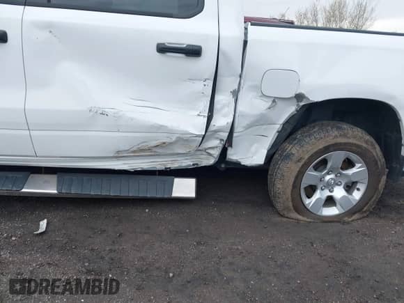 2024 Ram 1500 Big Horn z VIN 1C6SRFFT6RN115065, wystawiony jako IAAI lot #41997639 z przebiegiem 15 453 mil mil oraz . Historia ofert i sprzedaży dostępna na DreamBid. Obrazek 6.