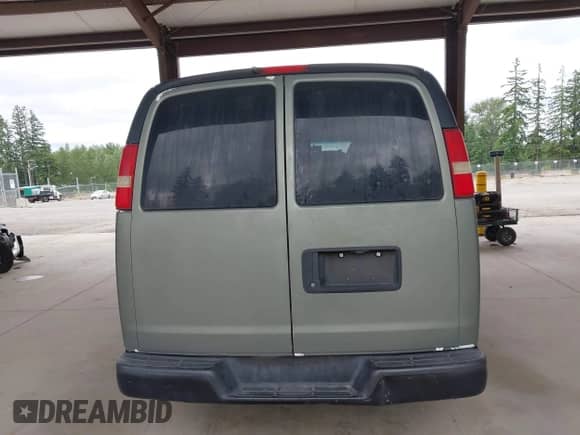 2011 Chevrolet Express Passenger LS z VIN 1GNSGBF43B1145404, wystawiony jako IAAI lot #42359594 z przebiegiem 126 042 mil mil oraz . Historia ofert i sprzedaży dostępna na DreamBid. Obrazek 15.