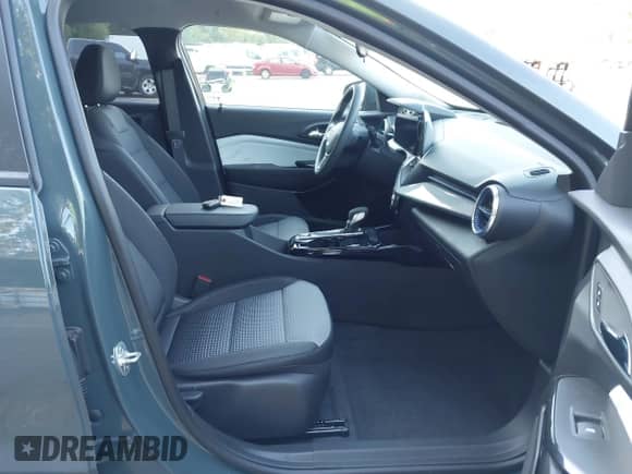 2025 Chevrolet Trax LT с VIN KL77LHEP6SC173983, выставлен на аукционе IAAI как лот 43213582 с пробегом 2 496 миль миль и . История ставок и продаж доступна на DreamBid. Изображение 5.