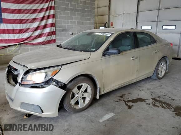 2015 Chevrolet Malibu LS z VIN 1G11B5SL1FF211807, wystawiony jako Copart lot #84881435 z przebiegiem 134 649 mil mil oraz Szkoda całkowita • Salvage title. Historia ofert i sprzedaży dostępna na DreamBid. Obrazek 1.