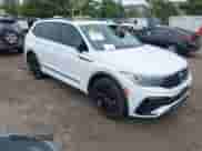 2022 Volkswagen Tiguan SE R-Line Black с VIN 3VV8B7AX8NM006023, выставлен на аукционе IAAI как лот 42258466 с пробегом Не указан миль и . История ставок и продаж доступна на DreamBid. Изображение 1.