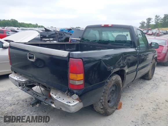 2000 Chevrolet Silverado 1500 z VIN 1GCEC14T7YZ313576, wystawiony jako IAAI lot #42131120 z przebiegiem 305 082 mil mil oraz . Historia ofert i sprzedaży dostępna na DreamBid. Obrazek 4.