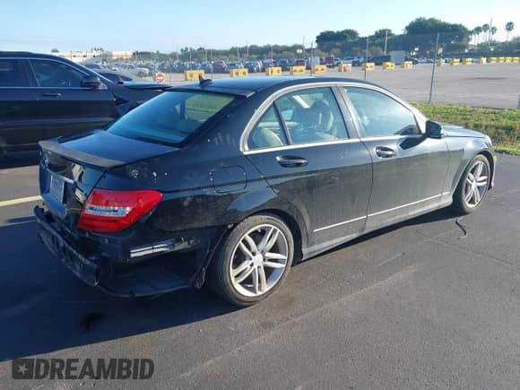 2014 Mercedes-Benz C 250 Sport z VIN WDDGF4HB4ER306668, wystawiony jako IAAI lot #43431819 z przebiegiem 143 016 mil mil oraz . Historia ofert i sprzedaży dostępna na DreamBid. Obrazek 4.