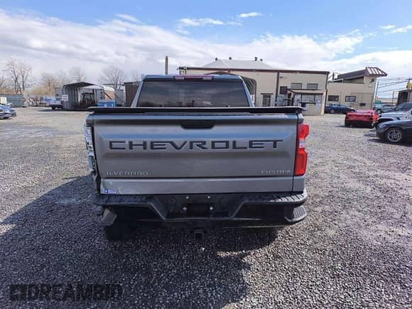 2022 Chevrolet Silverado 1500 Custom Trail Boss z VIN 3GCPYCEKXNG129630, wystawiony jako Copart lot #90658535 z przebiegiem 59 866 mil mil oraz Szkoda całkowita • Salvage title. Historia ofert i sprzedaży dostępna na DreamBid. Obrazek 6.