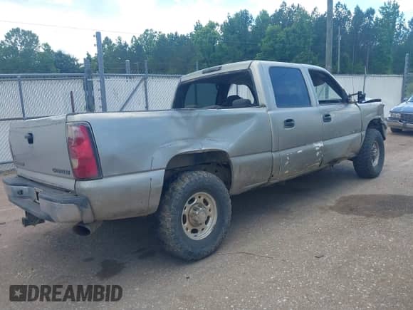 2002 Chevrolet Silverado 1500HD LS z VIN 1GCGK13U52F227116, wystawiony jako IAAI lot #42382447 z przebiegiem 305 548 mil mil oraz . Historia ofert i sprzedaży dostępna na DreamBid. Obrazek 4.