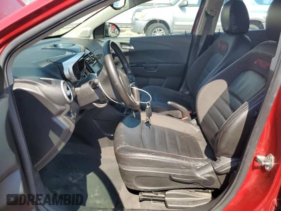 2015 Chevrolet Sonic RS z VIN 1G1JH6SB0F4167290, wystawiony jako Copart lot #69244125 z przebiegiem 82 775 mil mil oraz Szkoda całkowita • Salvage title. Historia ofert i sprzedaży dostępna na DreamBid. Obrazek 7.