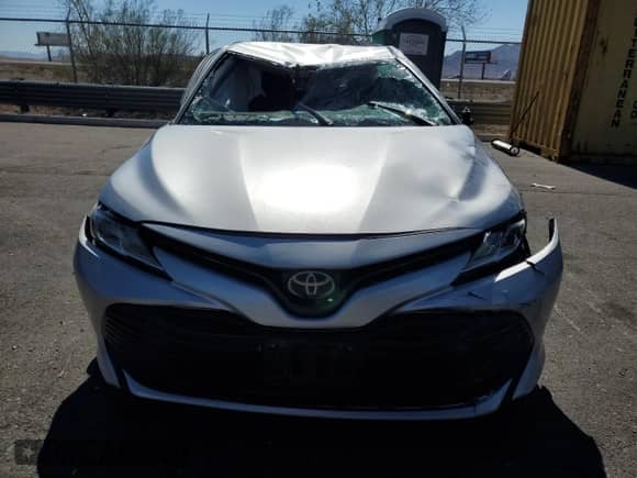 2020 Toyota Camry LE z VIN 4T1C11AK9LU979252, wystawiony jako Copart lot #82116635 z przebiegiem 69 969 mil mil oraz Szkoda całkowita • Salvage title. Historia ofert i sprzedaży dostępna na DreamBid. Obrazek 5.