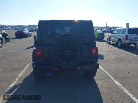 2021 Jeep Wrangler Unlimited Sahara z VIN 1C4JJXP62MW826470, wystawiony jako IAAI lot #41651709 z przebiegiem 44 677 mil mil oraz . Historia ofert i sprzedaży dostępna na DreamBid. Obrazek 16.