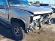 1999 Chevrolet Suburban z VIN 1GNFK16R9XJ318663, wystawiony jako IAAI lot #43358644 z przebiegiem 197 845 mil mil oraz . Historia ofert i sprzedaży dostępna na DreamBid. Obrazek 18.