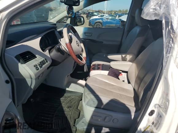 2014 Toyota Sienna XLE with VIN 5TDYK3DC9ES452147, listed as a Copart auction lot 84392215 with 161,656 mi miles and Salvage title. Bid and sale history available at DreamBid. Image 7.
