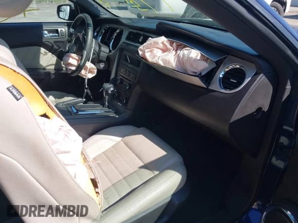 2012 Ford Mustang GT Premium z VIN 1ZVBP8CF1C5277764, wystawiony jako IAAI lot #43191730 z przebiegiem 52 459 mil mil oraz . Historia ofert i sprzedaży dostępna na DreamBid. Obrazek 5.