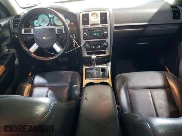 2008 Chrysler 300 Limited с VIN 2C3KA33GX8H126264, выставлен на аукционе Copart как лот 60605105 с пробегом 143 765 миль миль и Списание • Salvage title. История ставок и продаж доступна на DreamBid. Изображение 8.