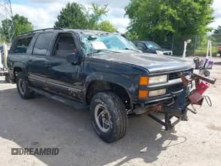 1996 Chevrolet Suburban z VIN 1GNGK26ROTJ302534, wystawiony jako IAAI lot #42766415 z przebiegiem 305 971 mil mil oraz . Historia ofert i sprzedaży dostępna na DreamBid. Obrazek 1.
