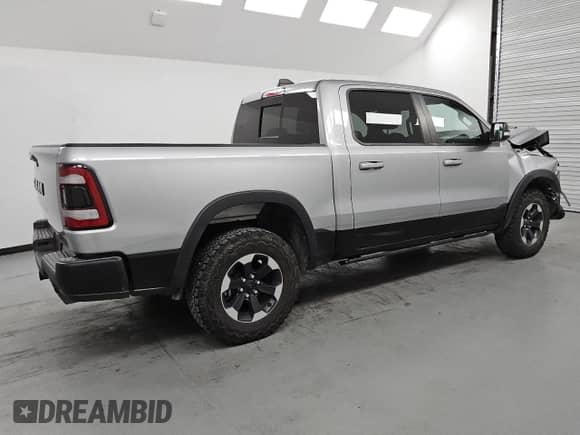 2020 Ram 1500 Rebel z VIN 1C6SRFLT7LN137992, wystawiony jako Copart lot #86550465 z przebiegiem 45 615 mil mil oraz Czysty tytuł • Clean title. Historia ofert i sprzedaży dostępna na DreamBid. Obrazek 3.
