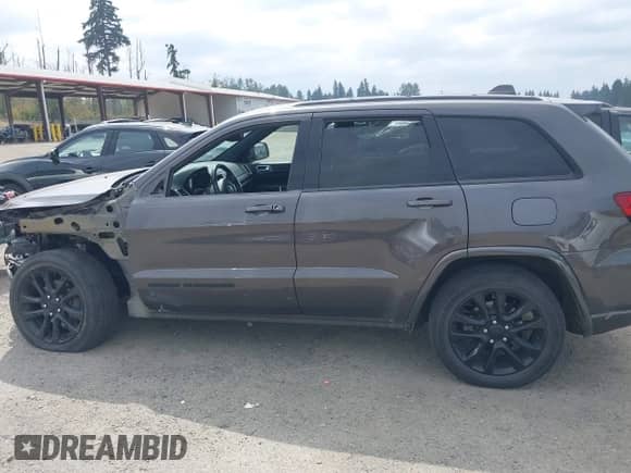 2020 Jeep Grand Cherokee Altitude z VIN 1C4RJFAG7LC211220, wystawiony jako IAAI lot #42900162 z przebiegiem 62 344 mil mil oraz . Historia ofert i sprzedaży dostępna na DreamBid. Obrazek 15.