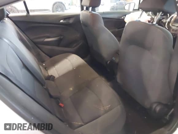 2019 Chevrolet Cruze z VIN 1G1BJ5SM0K7105966, wystawiony jako IAAI lot #40857450 z przebiegiem 79 555 mil mil oraz . Historia ofert i sprzedaży dostępna na DreamBid. Obrazek 8.