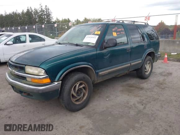 1998 Chevrolet Blazer LS z VIN 1GNDT13W9W2136128, wystawiony jako IAAI lot #43428911 z przebiegiem 190 691 mil mil oraz . Historia ofert i sprzedaży dostępna na DreamBid. Obrazek 2.