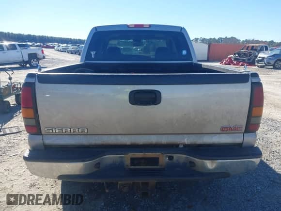 2005 GMC Sierra 1500 SLT z VIN 2GTEC13T251100136, wystawiony jako IAAI lot #41031903 z przebiegiem 440 920 mil mil oraz . Historia ofert i sprzedaży dostępna na DreamBid. Obrazek 16.