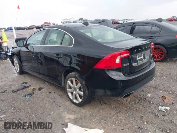 2016 Volvo S60 T5 Drive-E Premier z VIN YV126MFK4G2413197, wystawiony jako IAAI lot #42628347 z przebiegiem 98 174 mil mil oraz . Historia ofert i sprzedaży dostępna na DreamBid. Obrazek 3.