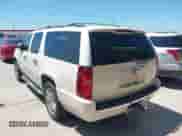 2010 Chevrolet Suburban LTZ z VIN 1GNUCKE08AR135597, wystawiony jako IAAI lot #42820767 z przebiegiem 238 163 mil mil oraz . Historia ofert i sprzedaży dostępna na DreamBid. Obrazek 3.