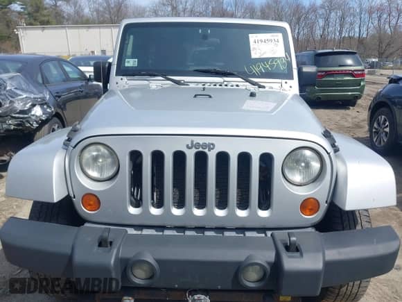 2007 Jeep Wrangler Unlimited Sahara z VIN 1J4GA59167L195254, wystawiony jako IAAI lot #41945934 z przebiegiem 252 496 mil mil oraz . Historia ofert i sprzedaży dostępna na DreamBid. Obrazek 12.
