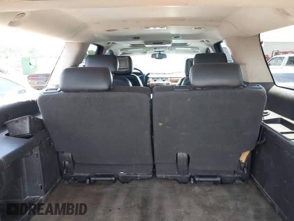 2010 Chevrolet Suburban LT z VIN 1GNUCJE08AR133987, wystawiony jako IAAI lot #42413997 z przebiegiem 268 401 mil mil oraz . Historia ofert i sprzedaży dostępna na DreamBid. Obrazek 18.