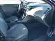 2012 Hyundai Sonata SE z VIN 5NPEC4AC3CH500335, wystawiony jako IAAI lot #43528547 z przebiegiem 92 763 mil mil oraz . Historia ofert i sprzedaży dostępna na DreamBid. Obrazek 5.