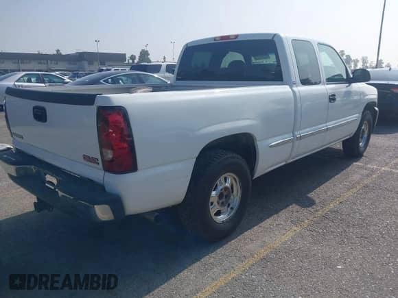 2000 GMC Sierra 1500 SLE z VIN 1GTEC19T0YZ300810, wystawiony jako IAAI lot #42471227 z przebiegiem Nie podano mil oraz . Historia ofert i sprzedaży dostępna na DreamBid. Obrazek 4.