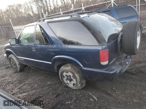 2001 Chevrolet Blazer LS z VIN 1GNCT18W91K121058, wystawiony jako Copart lot #42345925 z przebiegiem Nie podano mil oraz Szkoda całkowita • Salvage title. Historia ofert i sprzedaży dostępna na DreamBid. Obrazek 2.