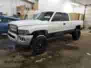 2000 Dodge 1500 z VIN 3B7HF12Z7YG161262, wystawiony jako Copart lot #43696945 z przebiegiem 143 767 mil mil oraz Szkoda całkowita • Salvage title. Historia ofert i sprzedaży dostępna na DreamBid. Obrazek 1.