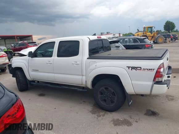 2015 Toyota Tacoma with VIN 3TMLU4EN8FM182145, listed as a IAAI auction lot 42596941 with 251,772 mi miles and . Bid and sale history available at DreamBid. Image 15.