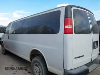 2019 Chevrolet Express Passenger LS z VIN 1GAZGNFPXK1367952, wystawiony jako IAAI lot #43230880 z przebiegiem 34 146 mil mil oraz . Historia ofert i sprzedaży dostępna na DreamBid. Obrazek 3.