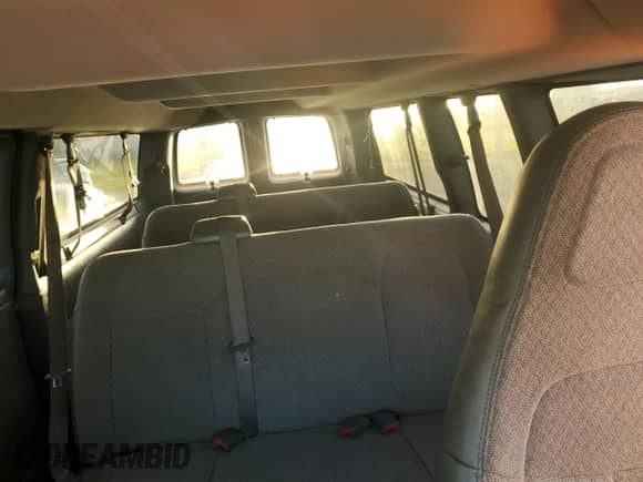 2017 Chevrolet Express Passenger LT z VIN 1GAZGPFG8H1255767, wystawiony jako Copart lot #74813274 z przebiegiem Nie podano mil oraz Nie do naprawy • Non repairable. Historia ofert i sprzedaży dostępna na DreamBid. Obrazek 10.